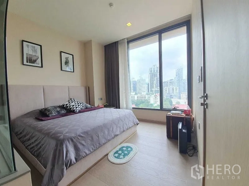 คอนโด ให้เช่าหรือขายในWatthana, Bangkok - ห้องนอนเตียงคิง มีกระจกสูงเต็มบาน มองเห็นวิวตึกเมืองกรุงเทพฯ