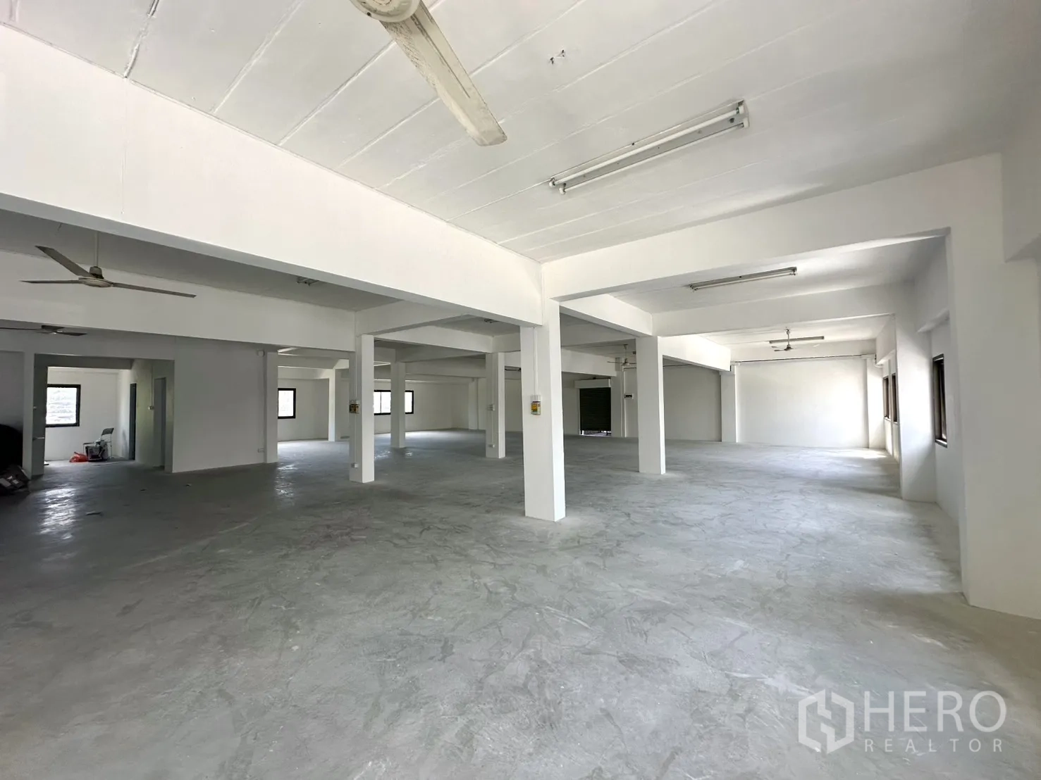 คลังสินค้า ให้เช่าในBang Phli, Samut Prakan - พื้นโกดังกว้าง มีพัดลมเพดานและเสาคอนกรีต