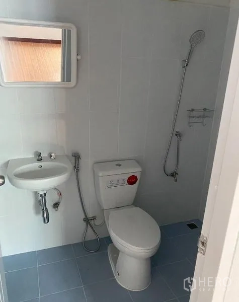 คลังสินค้า ให้เช่าในBueng Kum, Bangkok - ห้องน้ำสะอาด ปูกระเบื้อง พร้อมอ่างล้างหน้า โถสุขภัณฑ์ และฝักบัว