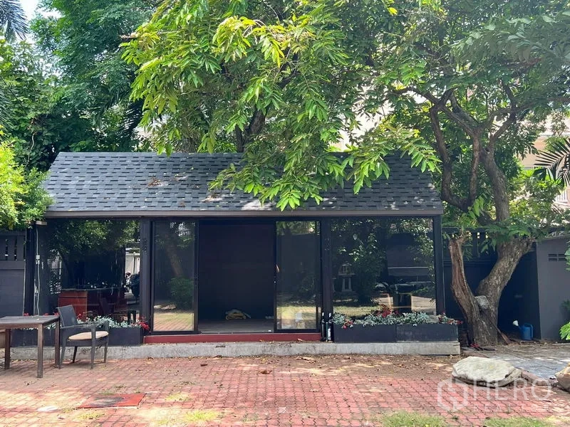 零售空间 出租在Bangkok - 花园中的独立玻璃小亭，树荫遮蔽。