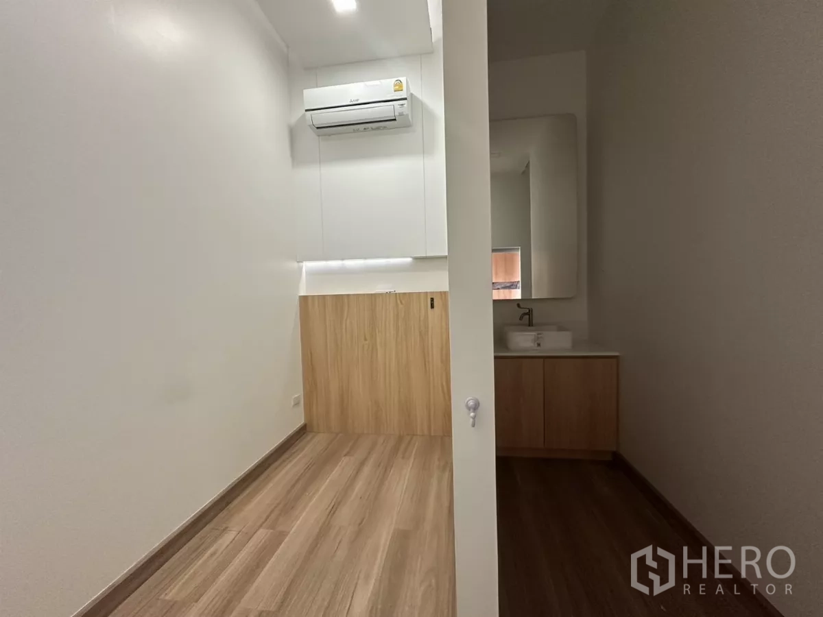 零售空间 出租在Phra Khanong, Bangkok - 私密治疗室，挂墙空调与带镜洗手台。