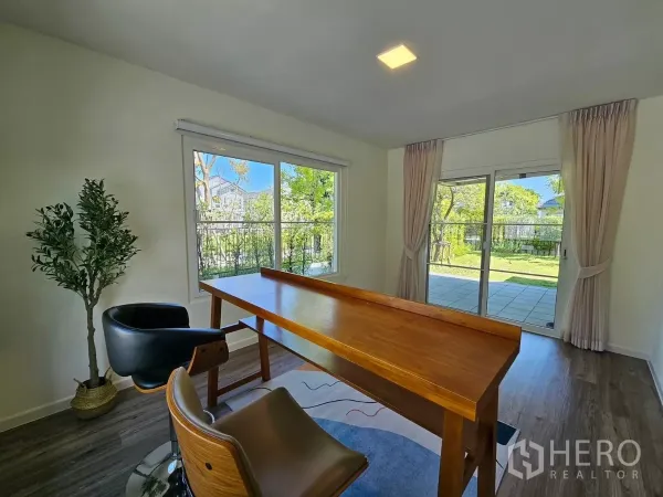 บ้าน ให้เช่าในBang Phli, Samut Prakan - ห้องอเนกประสงค์มีหน้าต่างบานใหญ่และประตูกระจกเปิดสู่ลานและสวน