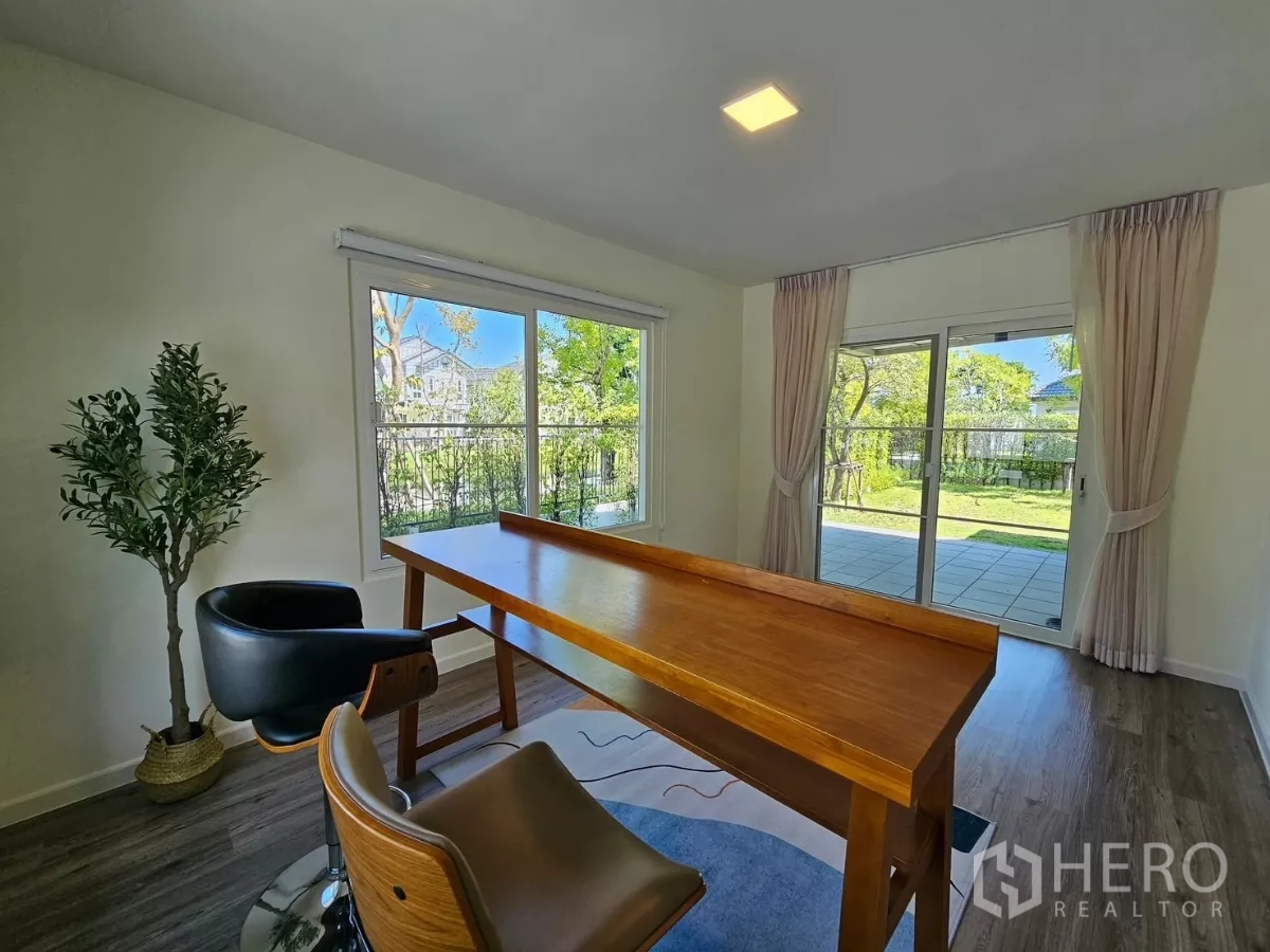 บ้าน ให้เช่าในBang Phli, Samut Prakan - ห้องอเนกประสงค์มีหน้าต่างบานใหญ่และประตูกระจกเปิดสู่ลานและสวน