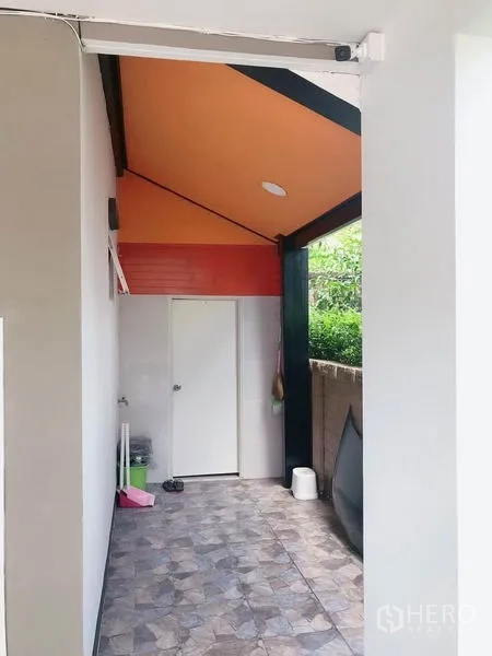 บ้าน ขายในSuan Luang, Bangkok - พื้นที่อเนกประสงค์ด้านข้างบ้าน พื้นกระเบื้อง หลังคาสีส้ม