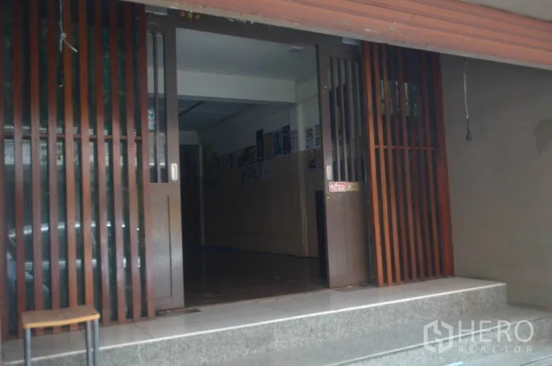 店屋 出租在Khlong Toei, Bangkok - 店屋临街入口，木质推拉门与抬高的台阶。