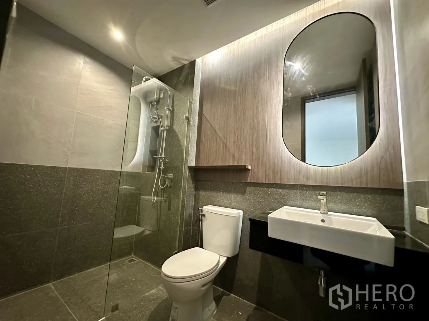 สำนักงานที่บ้าน ให้เช่าในPhra Khanong, Bangkok - ห้องน้ำที่สอง แบบวอล์กอินชาวเวอร์กั้นกระจกและกระจกเงารูปไข่