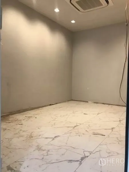 零售空间 出租在Watthana, Bangkok - 空置房间，吊顶嵌入式空调与仿大理石地面。