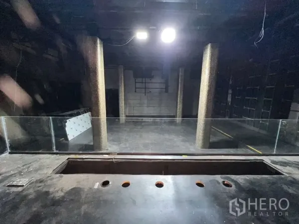 อาคารพาณิชย์ ให้เช่า - ฮอลล์โล่งโทนมืด เสากลม และราวกระจก