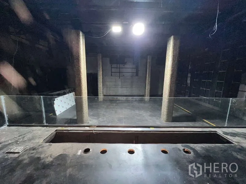 อาคารพาณิชย์ ให้เช่า - ฮอลล์โล่งโทนมืด เสากลม และราวกระจก