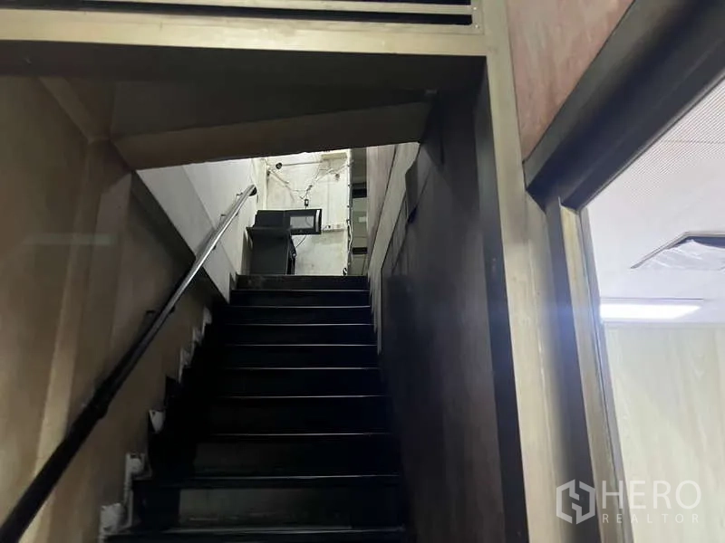 พื้นที่ขายปลีก ให้เช่าในKhlong Toei, Bangkok - บันไดภายในมีราวจับขึ้นสู่ชั้นบนของอาคาร