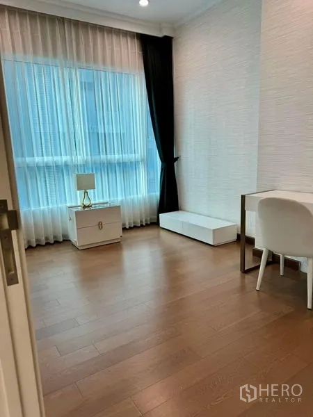 คอนโด ขายในRatchathewi, Bangkok - ห้องนอนที่สองหรือมุมทำงานยืดหยุ่น พร้อมโต๊ะและหน้าต่างบานใหญ่