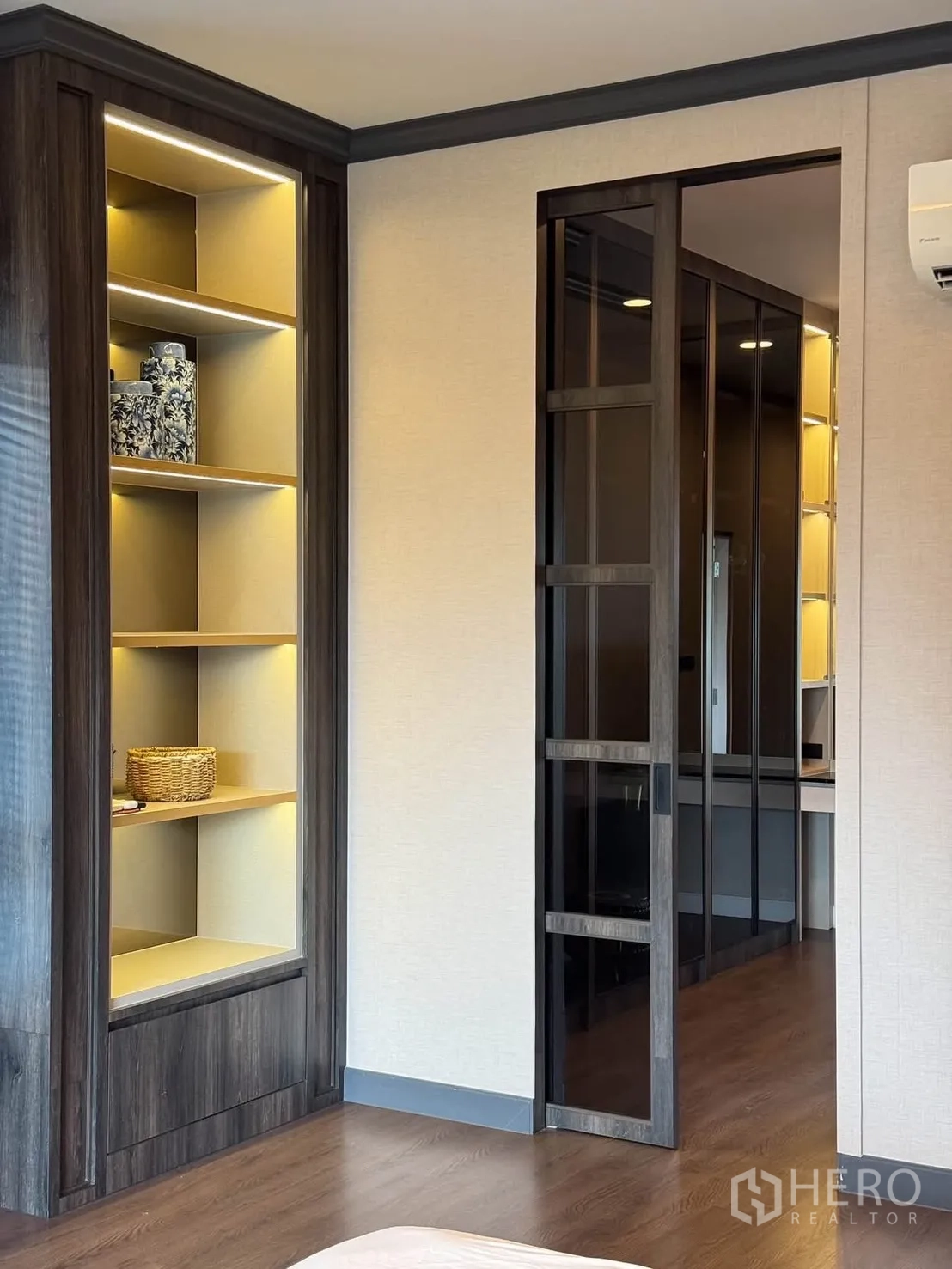 บ้านเดี่ยว for rent in Bang Kapi, Bangkok - พื้นที่วอล์กอินคลอเซ็ต ประตูบานเลื่อนกระจกและชั้นวางบิลท์อินไฟส่อง