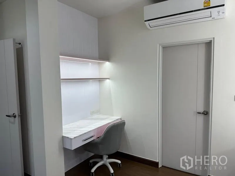 บ้าน ขายในSaphan Sung, Bangkok - มุมทำงานขนาดกะทัดรัด โต๊ะลอย ชั้นวาง และเครื่องปรับอากาศ