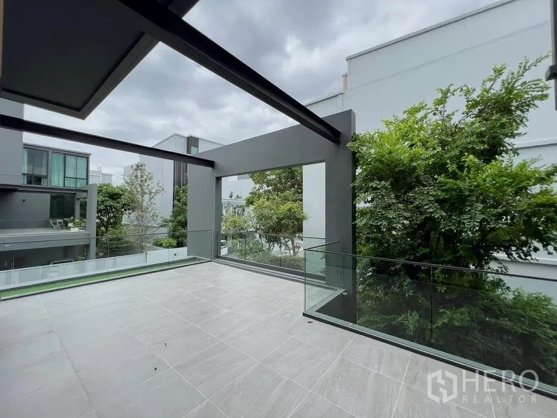 บ้าน ให้เช่าหรือขายในSaphan Sung, Bangkok - เทอเรซกว้างราวกันตกกระจกมองเห็นต้นไม้ร่มรื่น