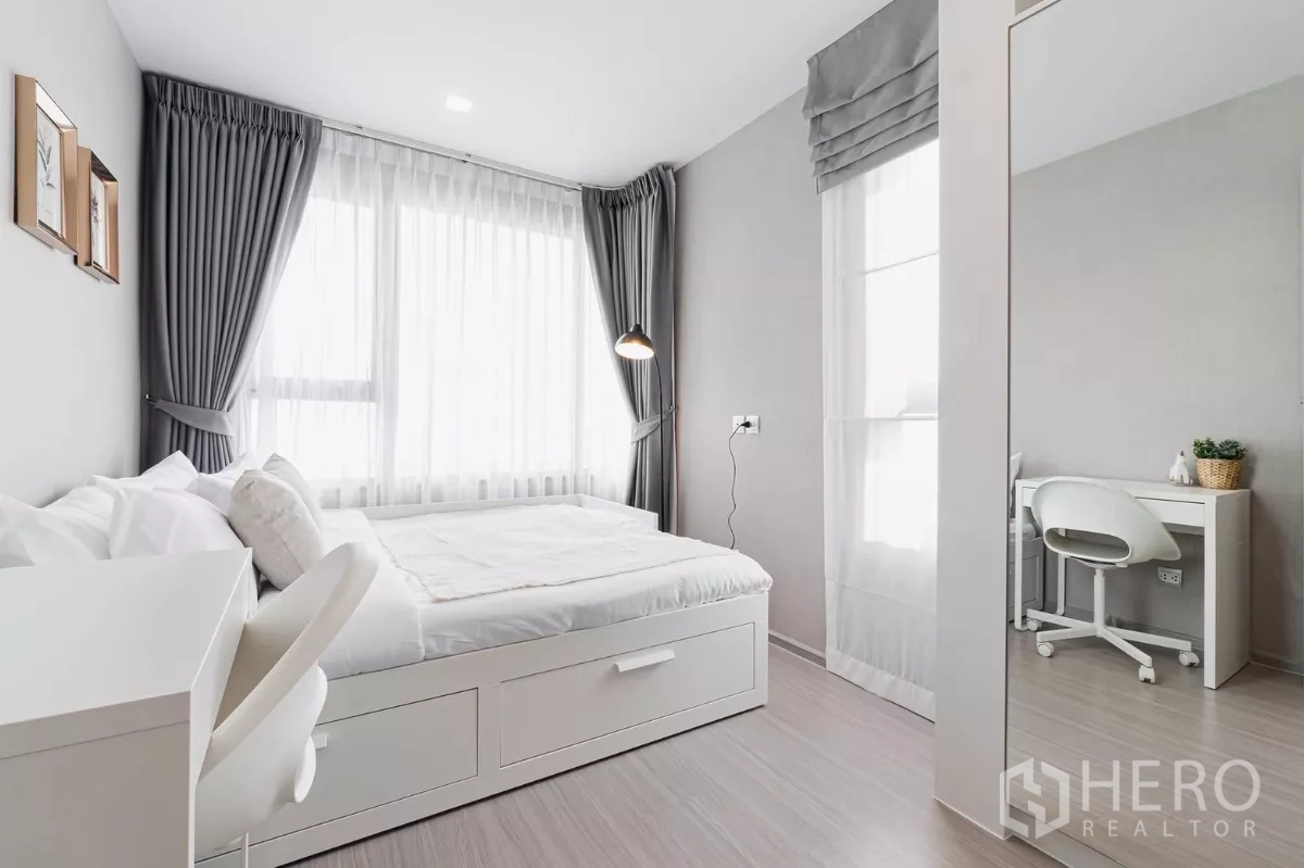 คอนโด ให้เช่าในChatuchak, Bangkok - ห้องนอนที่สองสว่าง เตียงมีลิ้นชัก โต๊ะทำงาน และกระจกสูงเต็มบาน