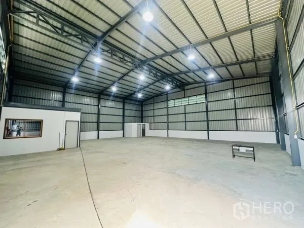 คลังสินค้า ให้เช่าในBang Phli, Samut Prakan - ภายในโกดังโปร่งเพดานสูง โครงเหล็ก ไฟ LED พื้นคอนกรีตขัดมัน พร้อมห้องออฟฟิศ