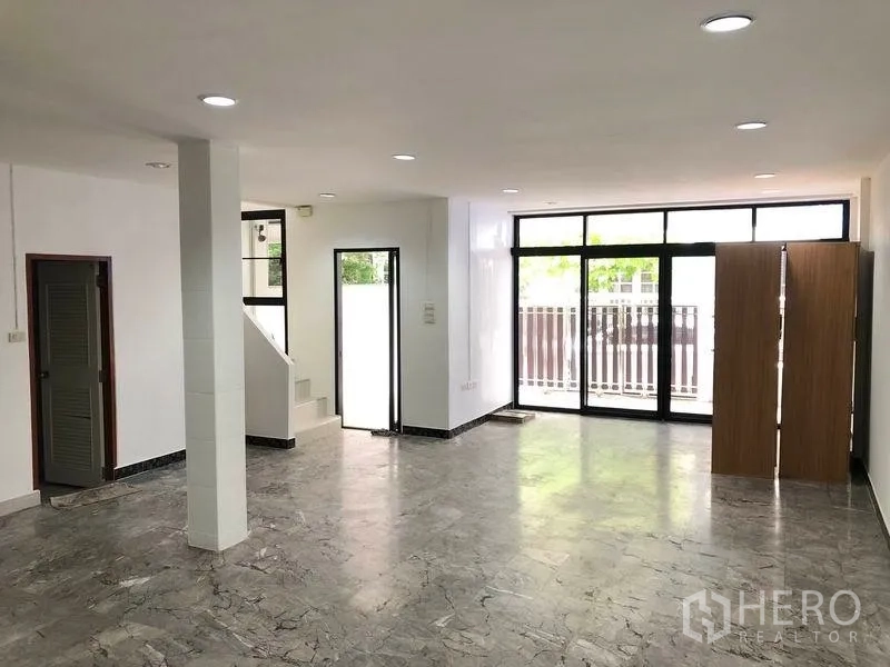 ทาวน์เฮาส์ ให้เช่าในWatthana, Bangkok - ชั้นล่างพื้นที่เปิดโล่ง มีบันได ประตูกระจกบานเลื่อน และแสงธรรมชาติ