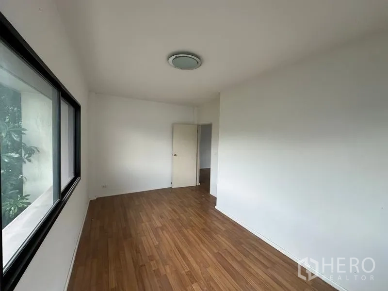 บ้าน ขายในBang Khen, Bangkok - ห้องทรงยาวพื้นไม้พร้อมหน้าต่างด้านข้างบานใหญ่.