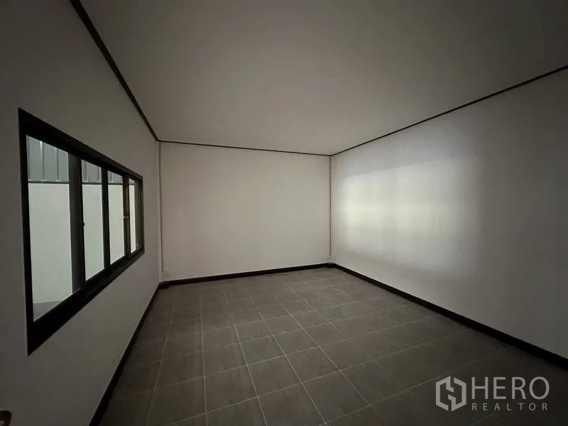 คลังสินค้า ให้เช่าในKhlong Sam Wa, Bangkok - ห้องออฟฟิศปูกระเบื้อง พร้อมหน้าต่างบานเลื่อนมองเห็นโกดัง