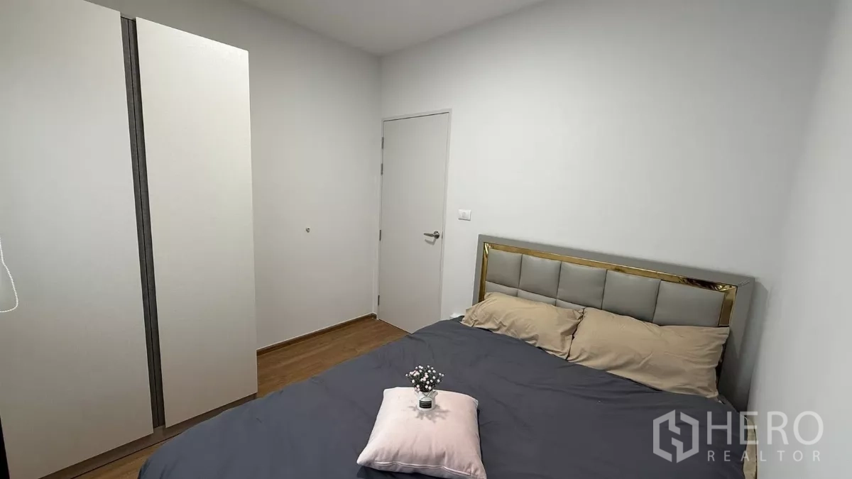 Townhouse for rent in Bang Phli, Samut Prakan - Cozy second bedroom with wardrobe and grey bedding.