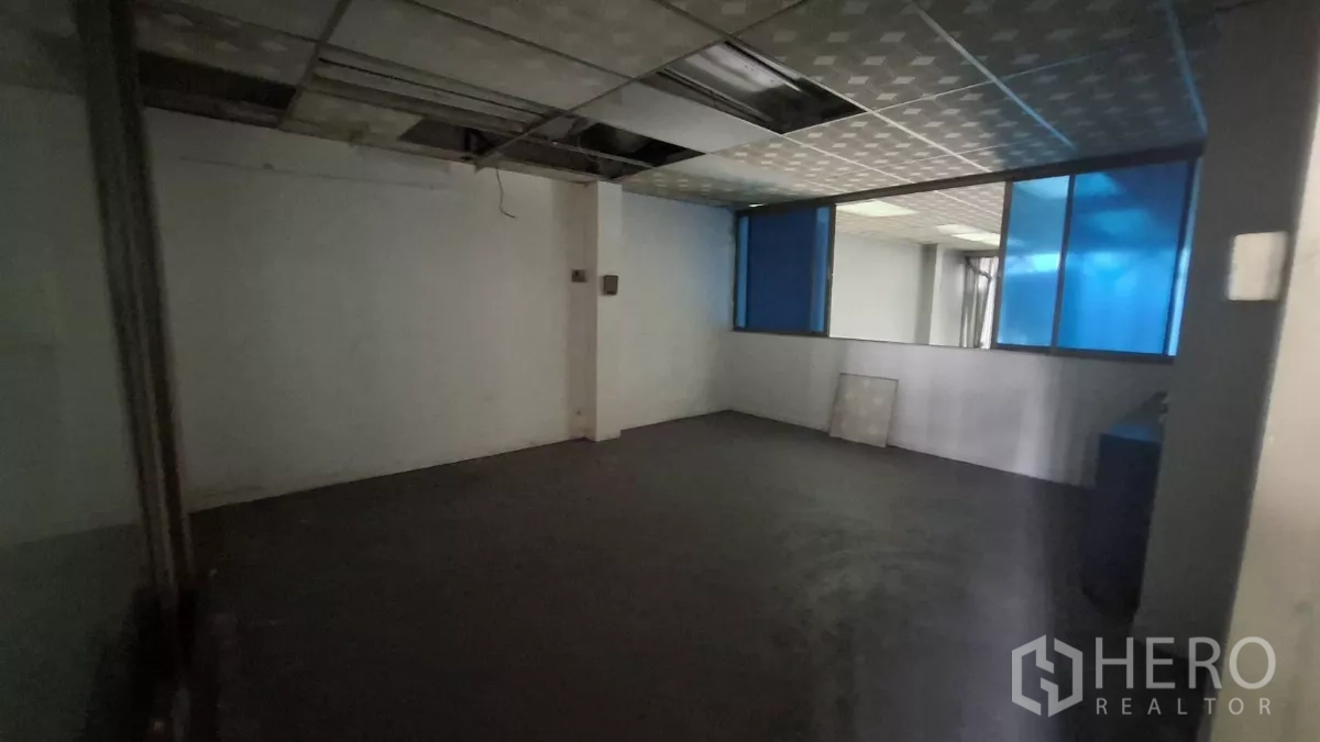 อาคารพาณิชย์ ให้เช่าในWatthana, Bangkok - ห้องทำงานขนาดใหญ่ หน้าต่างฟิล์มสีน้ำเงินและฝ้าแขวน