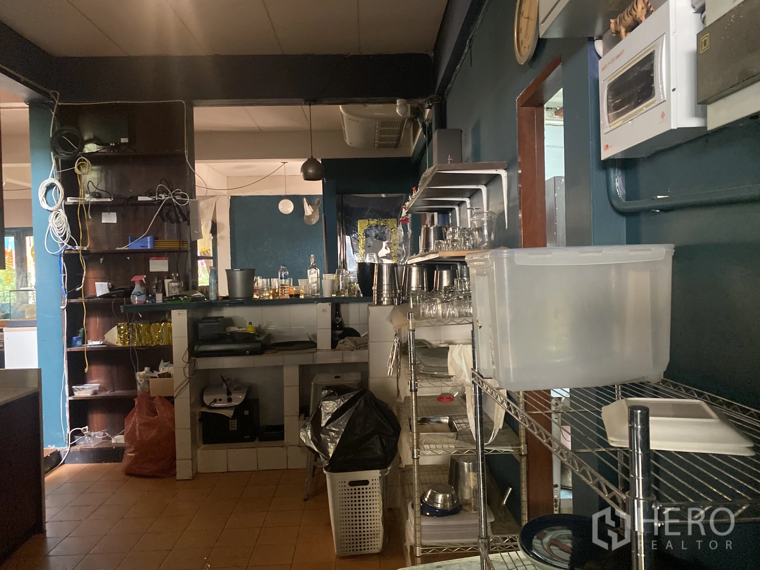 พื้นที่ขายปลีก ให้เช่าในWatthana, Bangkok - เคาน์เตอร์บาร์และชั้นวางแก้ว ภายในโทนสีเขียวเข้ม