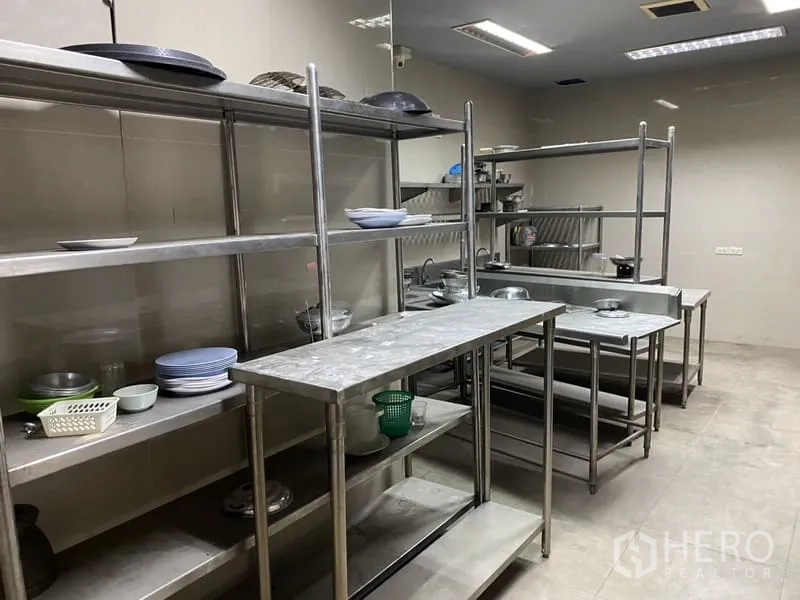 展厅 出租在Lat Phrao, Bangkok - 商用厨房，配不锈钢水槽、操作台与层架。