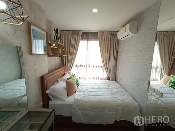 公寓 出租在Phra Khanong, Bangkok - 紧凑卧室，镜面墙与空调，大窗引入自然光。