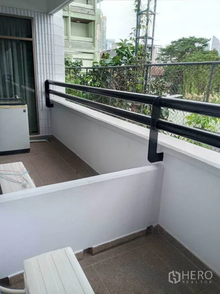 คอนโด ให้เช่าในWatthana, Bangkok - มุมมองระเบียงอีกด้าน เห็นพื้นที่สีเขียวและอาคารใกล้เคียง