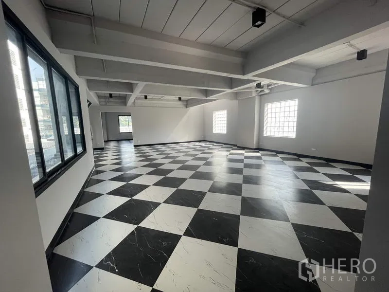 带办公室的家 出租在Phaya Thai, Bangkok - 明亮转角办公室，棋盘格地面、玻璃砖窗与梁架。