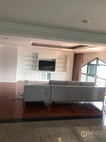 อพาร์ทเมนท์ ให้เช่าในWatthana, Bangkok - ห้องนั่งเล่นพร้อมโซฟาแอล ผนังทีวีบิวท์อินและฝ้าหลุม