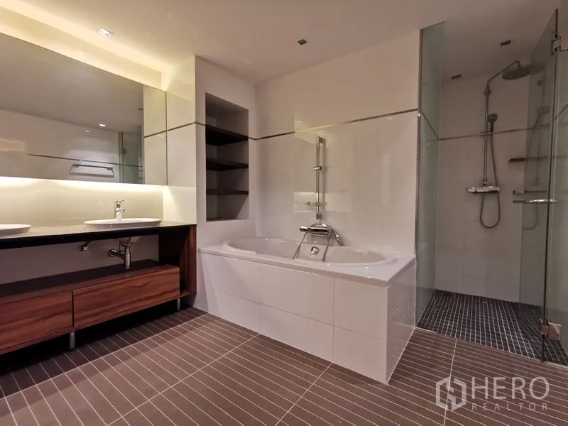 คอนโด ให้เช่าหรือขายในPhaya Thai, Bangkok - ห้องน้ำหรู พร้อมอ่างอาบน้ำ อ่างล้างหน้าคู่ และห้องอาบน้ำกระจกแยก