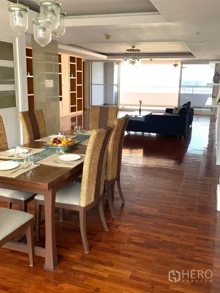 公寓 出售在Khlong Toei, Bangkok - 餐区配长桌与藤编椅，连接客厅