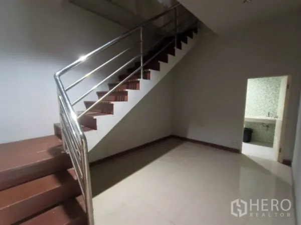 โรงงาน ให้เช่าหรือขายในMueang Samut Sakhon, Samut Sakhon - บันไดราวสแตนเลสติดกับห้องน้ำกระเบื้องในส่วนออฟฟิศ