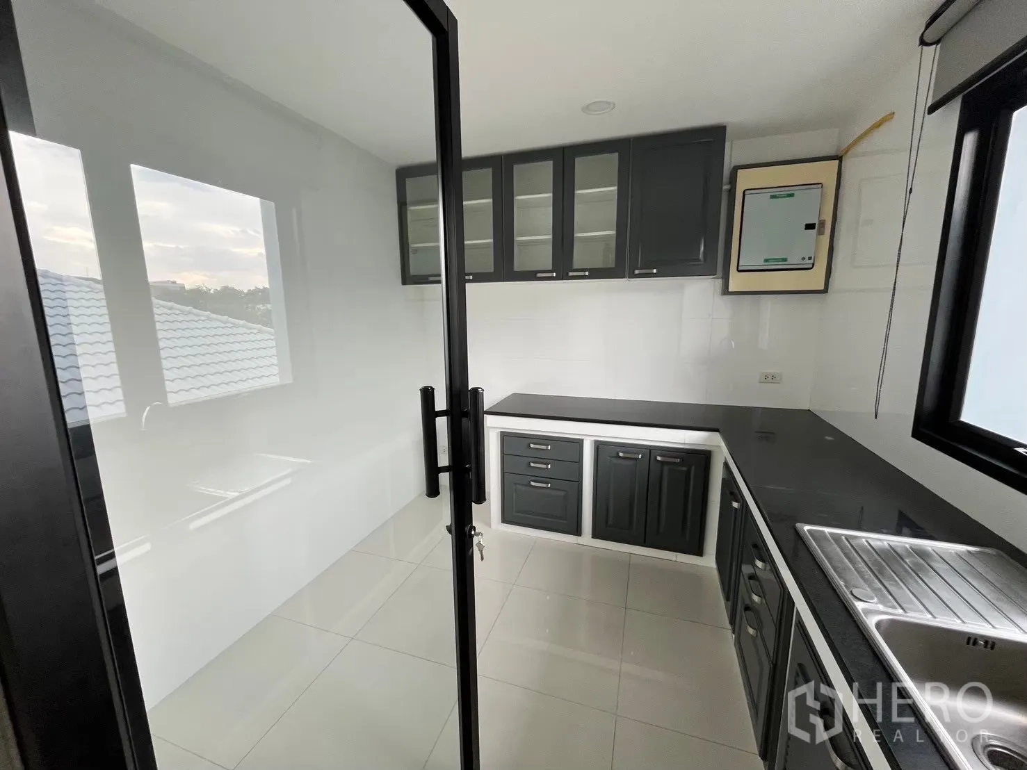 สำนักงาน ให้เช่าในPrawet, Bangkok - แพนทรีปิดทึบ เคาน์เตอร์หินสีดำ ตู้บิวท์อิน อ่างล้างจาน และหน้าต่าง