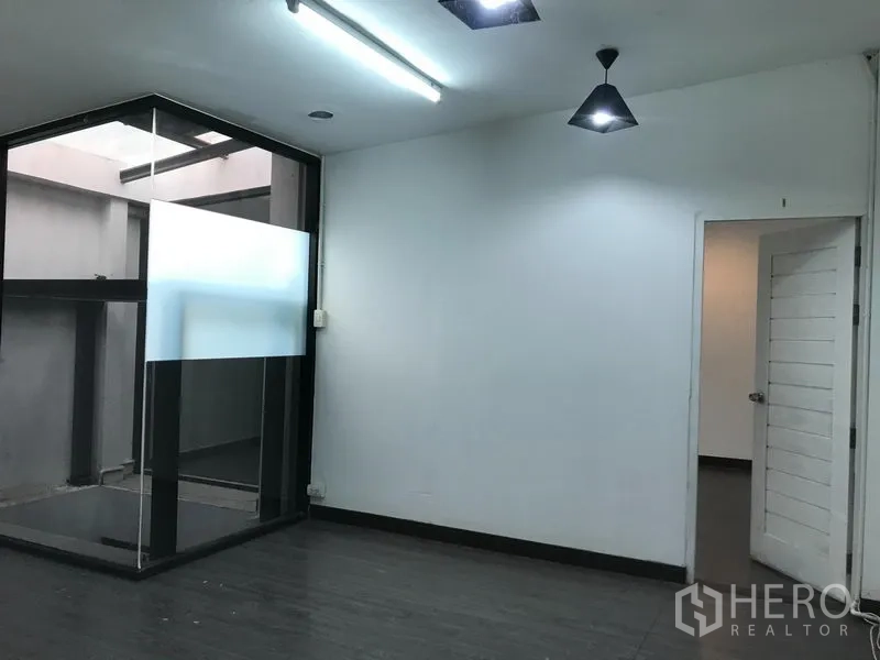 อาคารพาณิชย์ ให้เช่าในWatthana, Bangkok - ห้องเพดานติดไฟ พร้อมมุมกระจกทรงเหลี่ยมกระจกฝ้าและประตูเปิด