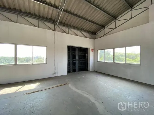 โรงงาน ขายในBang Phli, Samut Prakan - พื้นที่ชั้นบนสว่างโปร่ง มีหน้าต่างรอบด้านและลิฟต์ขนของแบบตาข่าย