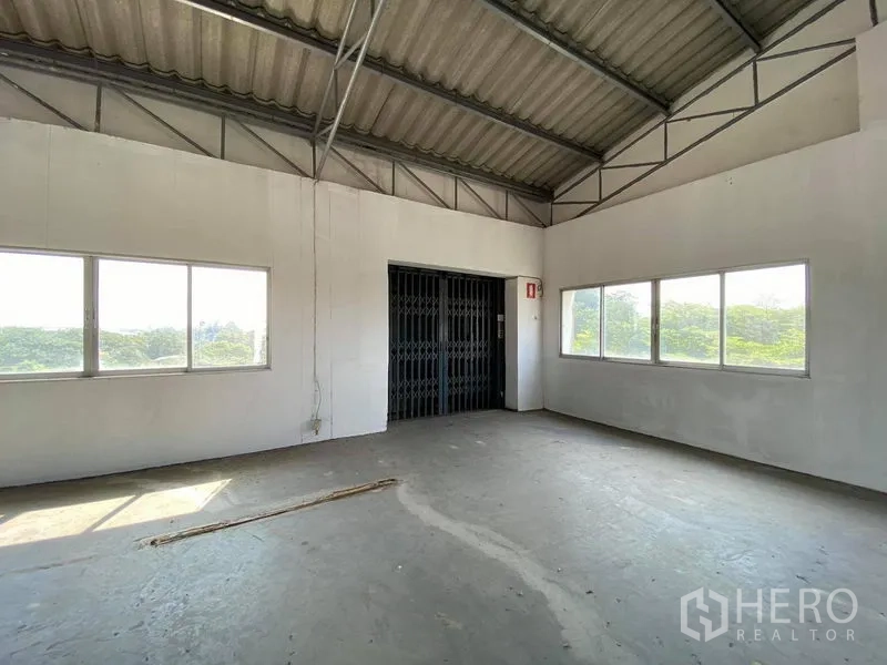 โรงงาน ขายในBang Phli, Samut Prakan - พื้นที่ชั้นบนสว่างโปร่ง มีหน้าต่างรอบด้านและลิฟต์ขนของแบบตาข่าย