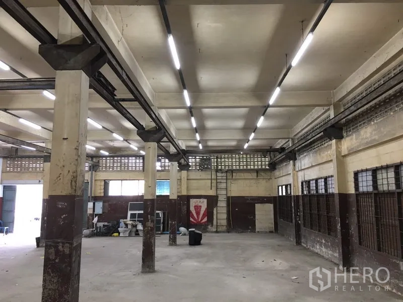 货栈 出租在Lak Si, Bangkok - 大面积生产作业区，成排立柱、通风砖与线性照明。