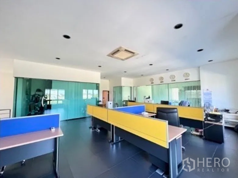 คลังสินค้า ให้เช่าในBang Phli, Samut Prakan - ออฟฟิศแปลนเปิด ห้องกระจกกั้น และโต๊ะทำงานหลากสี