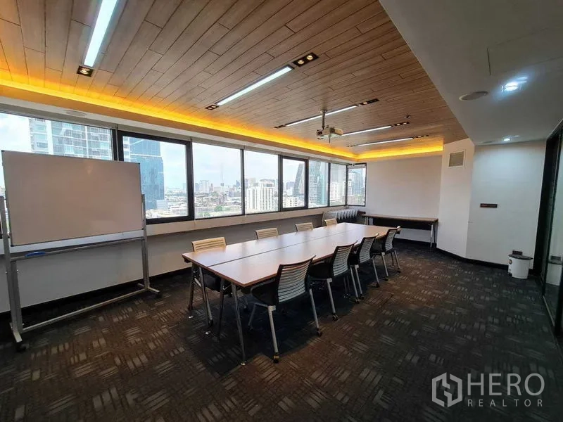 办公空间 出租 - 培训室设长桌与白板，超大窗户带来开阔城市视野。