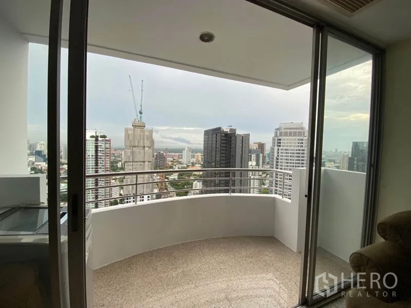 คอนโด ให้เช่าในWatthana, Bangkok - ระเบียงโค้งพร้อมราวกันตก มองเห็นวิวตึกสูงใจกลางเมือง