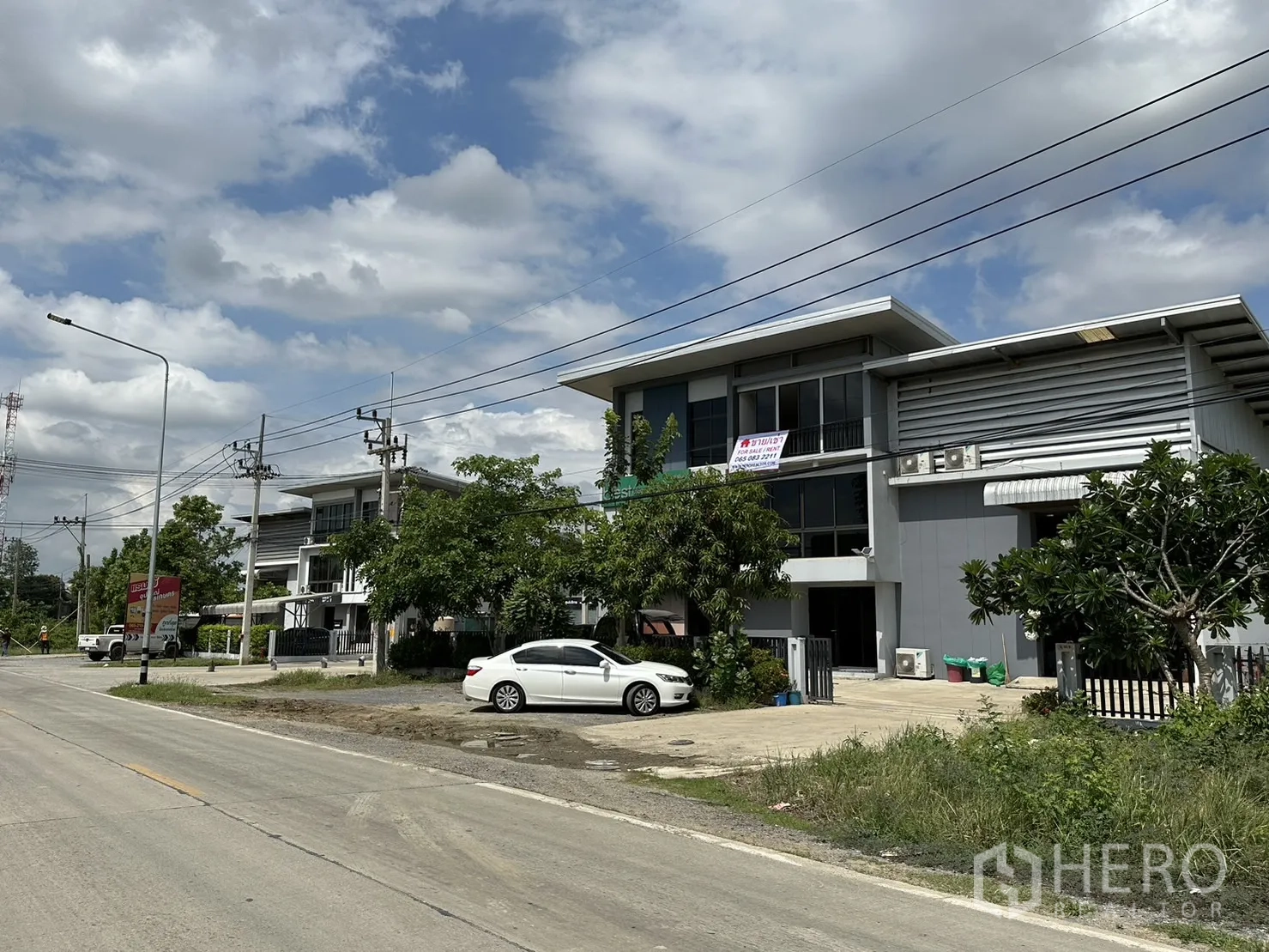 工厂 出租或出售在Pathum Thani - 宽阔道路上的现代厂房街景。