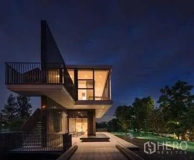 独立式住宅 出租在Prawet, Bangkok - 小区会所夜景，旁有景观平台