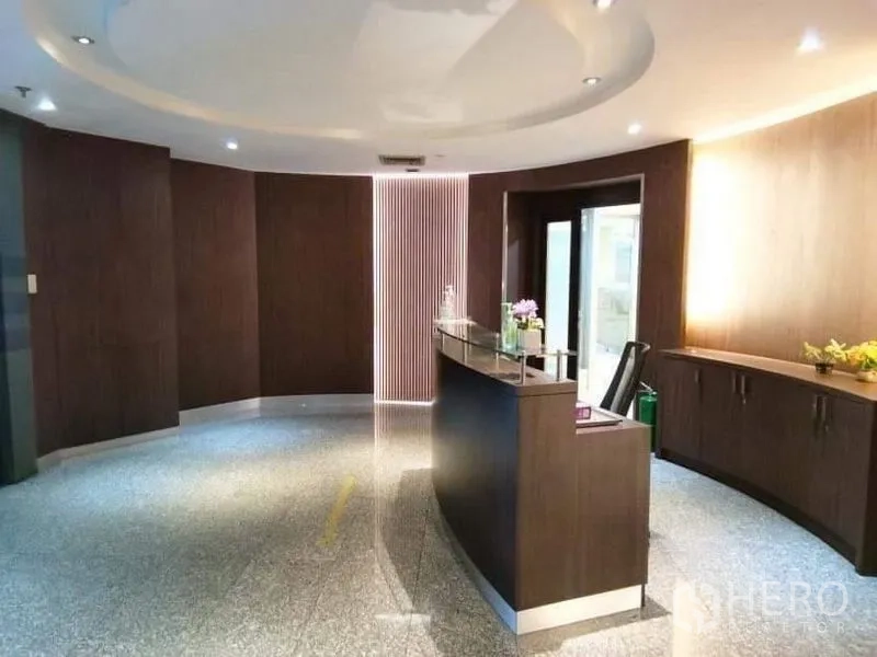 สำนักงาน ให้เช่า - พื้นที่ต้อนรับทางเข้า ฝ้าเพดานทรงวงกลม เคาน์เตอร์โค้ง และตู้เก็บของ