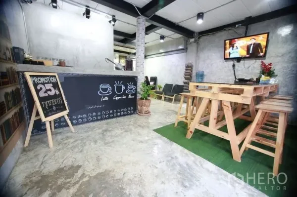 联排别墅 出售在Wang Thonglang, Bangkok - 咖啡风接待区，吧台、木质高桌高凳与水泥地面