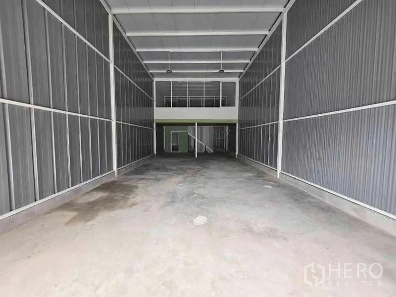 货栈 出租在Prawet, Bangkok - 深进式储存大厅，挑高天花与重载混凝土地坪，曼谷帕威区