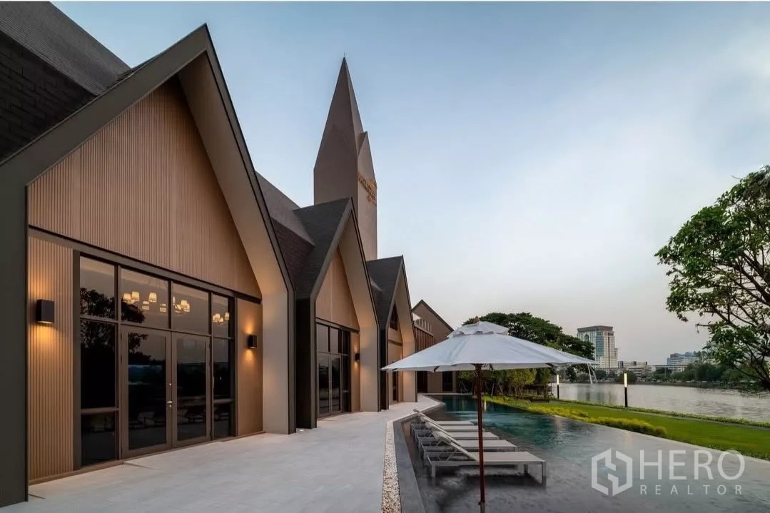 บ้าน ให้เช่าหรือขายในBueng Kum, Bangkok - คลับเฮาส์ริมทะเลสาบ หลังคาจั่วต่อเนื่อง สระว่ายน้ำและเตียงอาบแดด