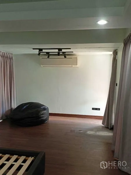 อาคารพาณิชย์ ขายในWang Thonglang, Bangkok - มุมห้องนอนมีเครื่องปรับอากาศ ผ้าม่าน และพื้นไม้