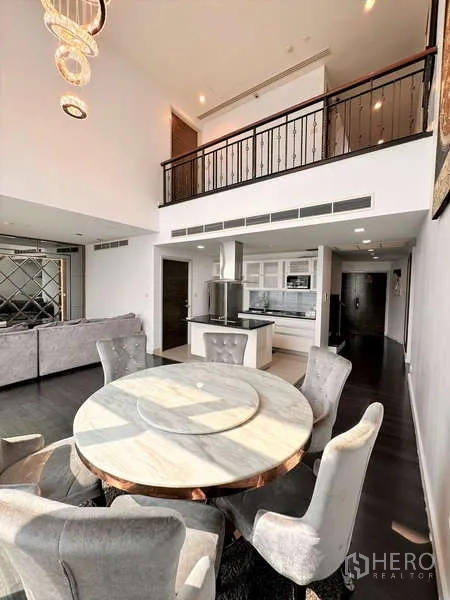 คอนโด ให้เช่าหรือขาย - มุมรับประทานอาหารโต๊ะกลมติดครัวแบบเปิดและชั้นลอย